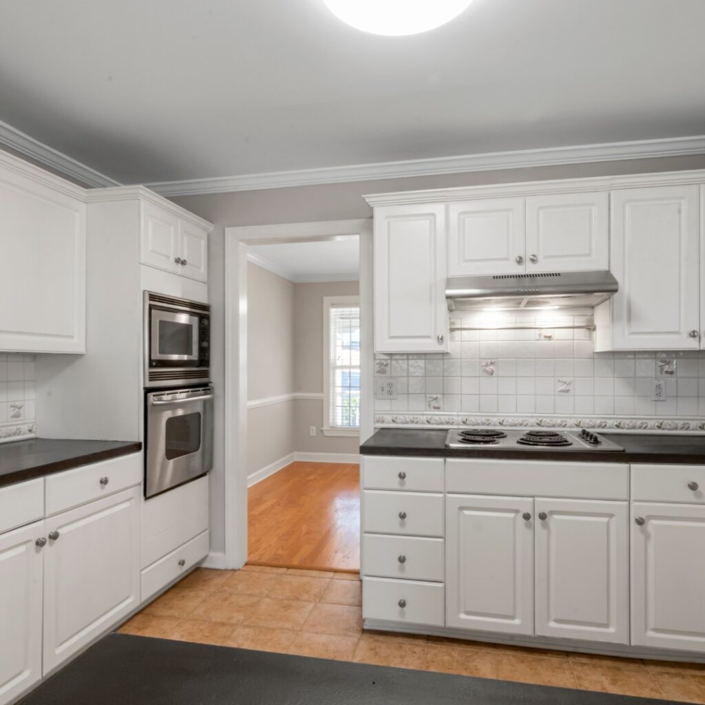 Do White Shaker Style Kitchen Cabinets Fit the Modern Kitchen Aesthetic?